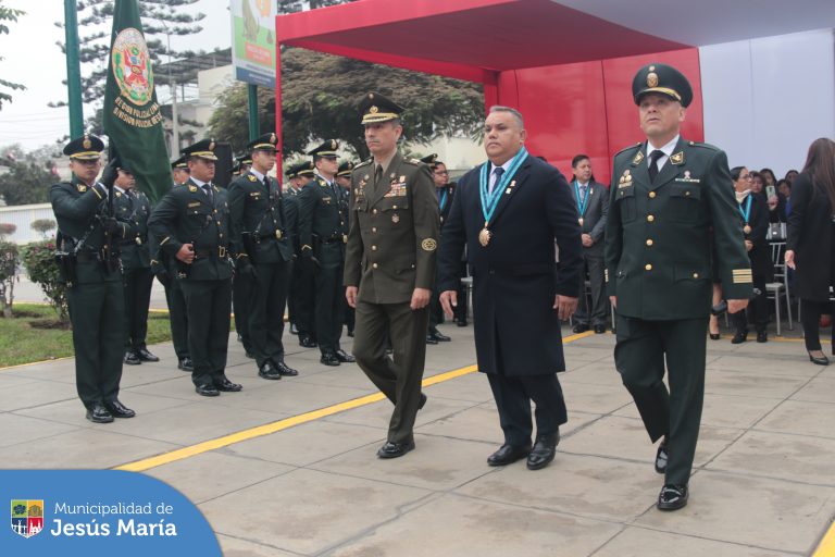 En una emotiva ceremonia realizada en la histórica Plaza Cáceres, nuestro alcalde Jesús Gálvez Olivares encabezó el izamiento del Pabellón Nacional, 🇵🇪 como parte de las celebraciones por los 203 años de la Proclamación de la Independencia del Perú. 🎇 El evento contó con la presencia de regidores y funcionarios de la municipalidad, así como destacadas autoridades distritales y representantes de las juntas vecinales quienes se unieron en esta gala patriótica. 👏🏻