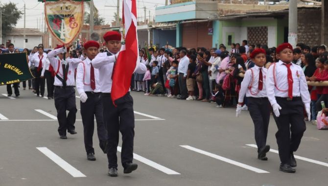 Desfile escolar por el 203 aniversario de la independencia nacional 