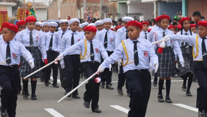 Desfile escolar por el 203 aniversario de la independencia nacional 