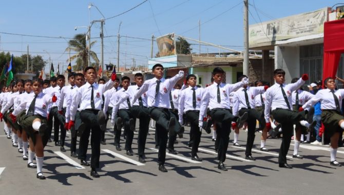 Desfile escolar por el 203 aniversario de la independencia nacional 