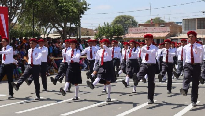 Desfile escolar por el 203 aniversario de la independencia nacional 