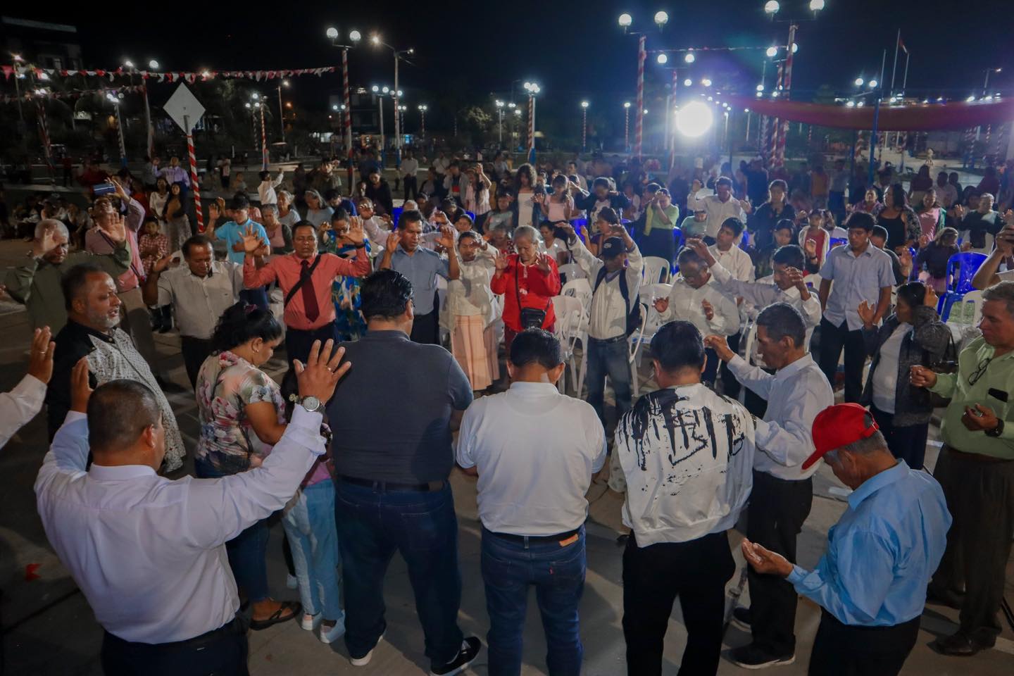 Acompañado de su familia, el Alcalde Cesar Vidaurre Floridas participó de la Cruzada Evangelística