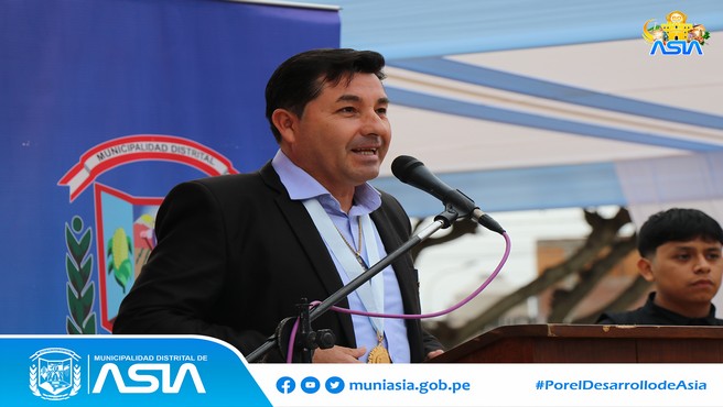 En conferencia de prensa, realizada en la plaza de armas de Capilla de Asia, el alcalde Isaias Alcántara Malásquez y la comisión de fiestas 2024, presentaron el programa oficial de los 60 ° aniversarios de creación política del distrito de Asia.
Al iniciar la conferencia el burgomaestre distrital invitó a la población a participar de las diferentes actividades, culturales, cívicas, religiosas, sociales, gastronómicas y deportivas, empezando desde el jueves 18 hasta el 28 de julio del presente año.
Así mismo se dio a conocer a las ocho candidatas al certamen de belleza "Señorita Asia 2024". Participaron en la conferencia los regidores, Señorita Asia 2023, funcionarios y representantes de los diversos medios de comunicación.