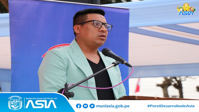 En conferencia de prensa, realizada en la plaza de armas de Capilla de Asia, el alcalde Isaias Alcántara Malásquez y la comisión de fiestas 2024, presentaron el programa oficial de los 60 ° aniversarios de creación política del distrito de Asia.
Al iniciar la conferencia el burgomaestre distrital invitó a la población a participar de las diferentes actividades, culturales, cívicas, religiosas, sociales, gastronómicas y deportivas, empezando desde el jueves 18 hasta el 28 de julio del presente año.
Así mismo se dio a conocer a las ocho candidatas al certamen de belleza "Señorita Asia 2024". Participaron en la conferencia los regidores, Señorita Asia 2023, funcionarios y representantes de los diversos medios de comunicación.