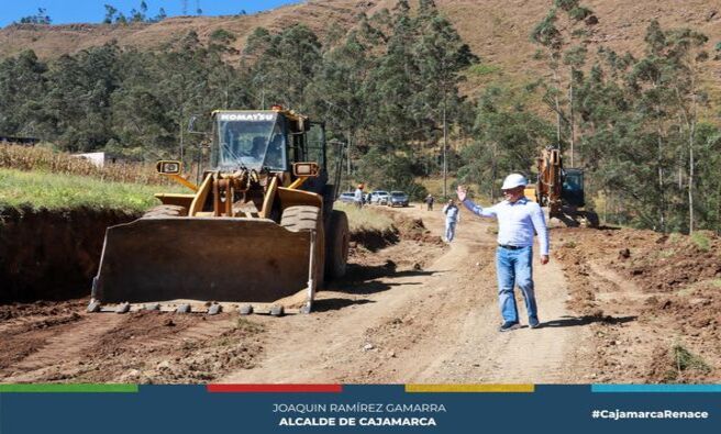 📌En una visita de supervisión, el alcalde provincial de Cajamarca, Joaquin Ramírez, inspeccionó el avance de las obras de construcción y asfaltado de la carretera Cajamarca - Cumbemayo - Chetilla - Chonta Baja. Esta importante obra, que se encuentra al 30% de avance, promete transformar significativamente la conectividad de la región y facilitar el acceso a uno de sus principales atractivos turísticos: Cumbe Mayo.
✅Durante la inspección, el alcalde Ramírez destacó la gestión que ha sido clave para hacer realidad este proyecto, que no solo mejorará las vías de comunicación, sino que también impulsará el turismo y la economía local. "Nuestra prioridad es garantizar que esta obra se ejecute correctamente y en los tiempos establecidos. Estamos comprometidos con supervisar cada etapa de su construcción para asegurar que cumpla con los estándares de calidad y seguridad", señaló el alcalde.
🚧La carretera, cuya culminación está proyectada para los primeros meses del 2025, beneficiará a todos los cajamarquinos y visitantes, mejorando el acceso a Cumbe Mayo, conocido por su compleja red de canales de piedra preincaicos y sus impresionantes formaciones rocosas. Esta mejora en la infraestructura vial facilitará el tránsito, promoverá el turismo y contribuirá al desarrollo integral de la provincia.
🤝El alcalde Ramírez reafirmó su compromiso con el desarrollo de Cajamarca, subrayando que la construcción de esta carretera es solo uno de los muchos proyectos que la municipalidad está impulsando para mejorar la calidad de vida de los ciudadanos y fomentar el crecimiento económico sostenible.