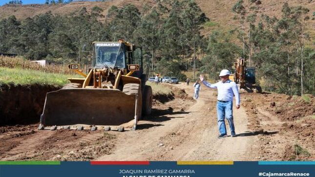 📌En una visita de supervisión, el alcalde provincial de Cajamarca, Joaquin Ramírez, inspeccionó el avance de las obras de construcción y asfaltado de la carretera Cajamarca - Cumbemayo - Chetilla - Chonta Baja. Esta importante obra, que se encuentra al 30% de avance, promete transformar significativamente la conectividad de la región y facilitar el acceso a uno de sus principales atractivos turísticos: Cumbe Mayo.
✅Durante la inspección, el alcalde Ramírez destacó la gestión que ha sido clave para hacer realidad este proyecto, que no solo mejorará las vías de comunicación, sino que también impulsará el turismo y la economía local. "Nuestra prioridad es garantizar que esta obra se ejecute correctamente y en los tiempos establecidos. Estamos comprometidos con supervisar cada etapa de su construcción para asegurar que cumpla con los estándares de calidad y seguridad", señaló el alcalde.
🚧La carretera, cuya culminación está proyectada para los primeros meses del 2025, beneficiará a todos los cajamarquinos y visitantes, mejorando el acceso a Cumbe Mayo, conocido por su compleja red de canales de piedra preincaicos y sus impresionantes formaciones rocosas. Esta mejora en la infraestructura vial facilitará el tránsito, promoverá el turismo y contribuirá al desarrollo integral de la provincia.
🤝El alcalde Ramírez reafirmó su compromiso con el desarrollo de Cajamarca, subrayando que la construcción de esta carretera es solo uno de los muchos proyectos que la municipalidad está impulsando para mejorar la calidad de vida de los ciudadanos y fomentar el crecimiento económico sostenible.