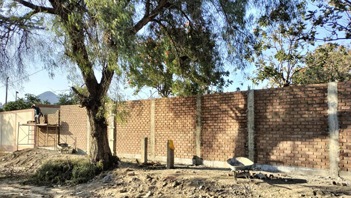 Imagen de construcción del cerco perimétrico.