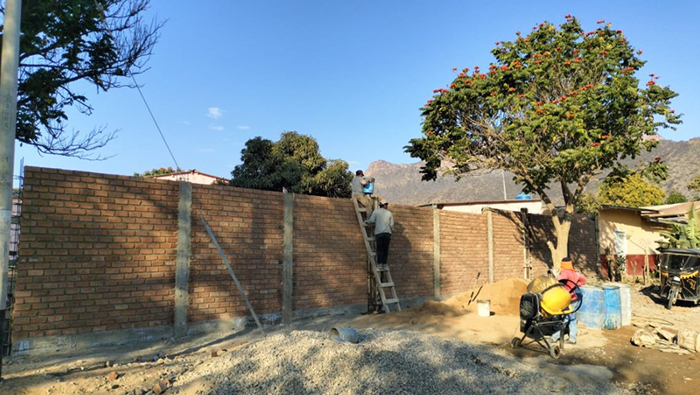 Imagen de construcción del cerco perimétrico.