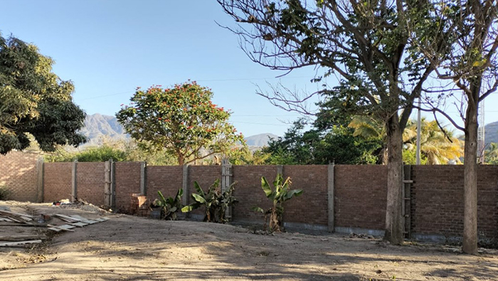 Imagen de construcción del cerco perimétrico.
