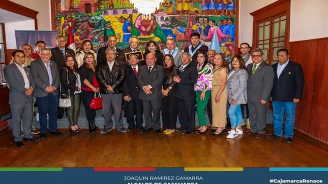 📌La Municipalidad Provincial de Cajamarca, a través del primer regidor Eduardo Quiroz Rojas, entregó las "Llaves de la Ciudad" al reconocido señor Manuel Rodríguez Cuadros. Este reconocimiento se realizó en honor a su destacada trayectoria y contribución al desarrollo cultural y social de la comunidad.
✅Manuel Rodriguez Cuadros ha dedicado su vida al servicio de la patria, destacádose en múltiples ámbitos como Diplomático, Catedrático Universitario y Político Peruano. Además, fue Ministro y Viceministro de Relaciones Exteriores, Embajador del Perú en Bolivia y grandes logros a lo largo de su vida. 
🤝Es por todas estas razones que el concejo en pleno ha aprobado entregar las llaves de la ciudad a manuel rodríguez cuadros. Este reconocimiento no solo celebra su destacada trayectoria, sino también su compromiso con los valores de justicia, paz y desarrollo.