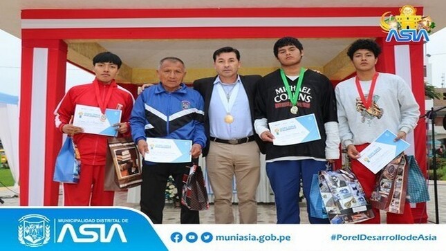 Por dejar en alto el nombre del distrito de Asia, el alcalde de la Municipalidad Distrital de Asia, Isaias Alcántara Malásquez, reconoció al joven boxeador Hanuman Villalobos Flores, quien obtuvo la Medalla de Oro en el  Campeonato Regional de Boxeo "Wanka Wamla Walash Kuna 2024" realizado en la ciudad de Huancayo. 
Además se entregó diplomas de reconocimientos a los jóvenes, Rodrigo Malásquez Villar y Franco Valdez Palacios, quienes obtuvieron la medalla de bronce; y al profesor Carlos Cuya Chumpitaz, por su invaluable labor en el desarrollo de los estudiantes. La ceremonia se realizó en la conferencia de prensa de los 60º aniversario de nuestro distrito de Asia.
Es importante indicar que la municipalidad promueve y fomenta la práctica del boxeo en los niños y jóvenes a través de la Escuela Municipal, un servicio que se ofrece de manera gratuita.