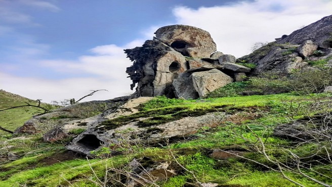 ๐ธ Fotografรญa de: Jam Carlos Gรณmez Delzo
"La Roca, un gigante dormido, se alza sobre la colina verde. Su piel rugosa, cubierta de musgo, habla de siglos de silencio. El cielo azul un lienzo infinito refleja la soledad de la montaรฑa"
Lomas de Asia (Quebrada de Pachica)