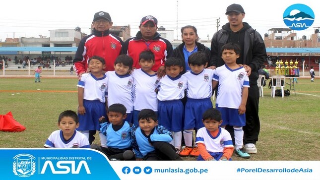 Este último domingo, se realizó la gran clausura de "CRECIENDO CON EL FÚTBOL", en esta ceremonia se premiaron a los equipos ganadores de este campeonato que se llevó a cabo en el Estadio Municipal de Capilla de Asia, con el fin de seguir promoviendo el deporte y destacando las habilidades y destrezas de nuestros pequeños deportistas.
La gestión de nuestro alcalde, Isaias Alcántara Malasquez continúa comprometida con el deporte en los niños y jóvenes de nuestro distrito.