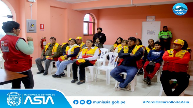 En cumplimiento al plan de trabajo de la Instancia Distrital de Concertación que lidera el alcalde Isaias Alcántara Malásquez, se realizó el taller de capacitación "Indicadores de violencia y rutas de atención en el marco de la Ley 30364", dirigida a los integrantes de las juntas vecinales del distrito de Asia.
Este evento estuvo a cargo de las especialistas del programa AURORA, la Policía Nacional del Perú a través de la Oficina de Participación Ciudadana y la Gerencia de Desarrollo e Inclusión Social.