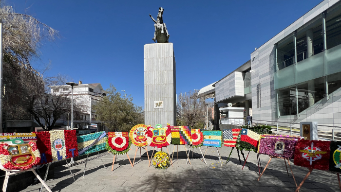 Embajada del Perú en Bolivia conmemora 203 años de independencia con homenaje a San Martín en La Paz