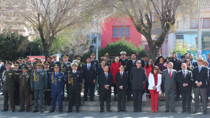 Embajada del Perú en Bolivia conmemora 203 años de independencia con homenaje a San Martín en La Paz
