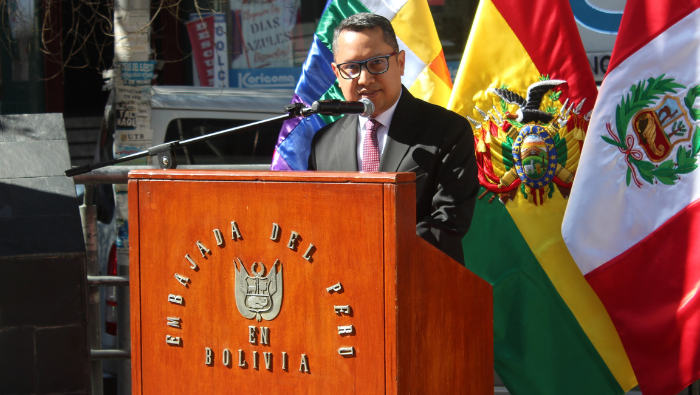 Embajada del Perú en Bolivia conmemora 203 años de independencia con homenaje a San Martín en La Paz