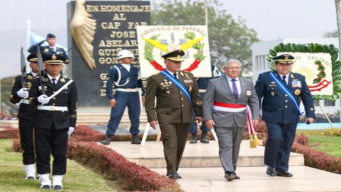Presidenta de la República encabezó ceremonia por el 83° aniversario de la Inmolación del Capitán FAP José Quiñones 