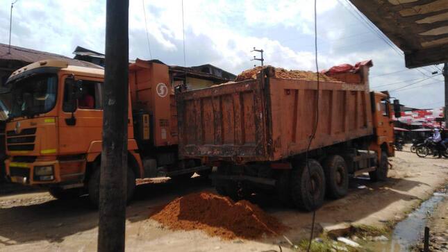 Apoyo a la población del sector con la entrega de tierra para mejorar el acceso a la zona. 