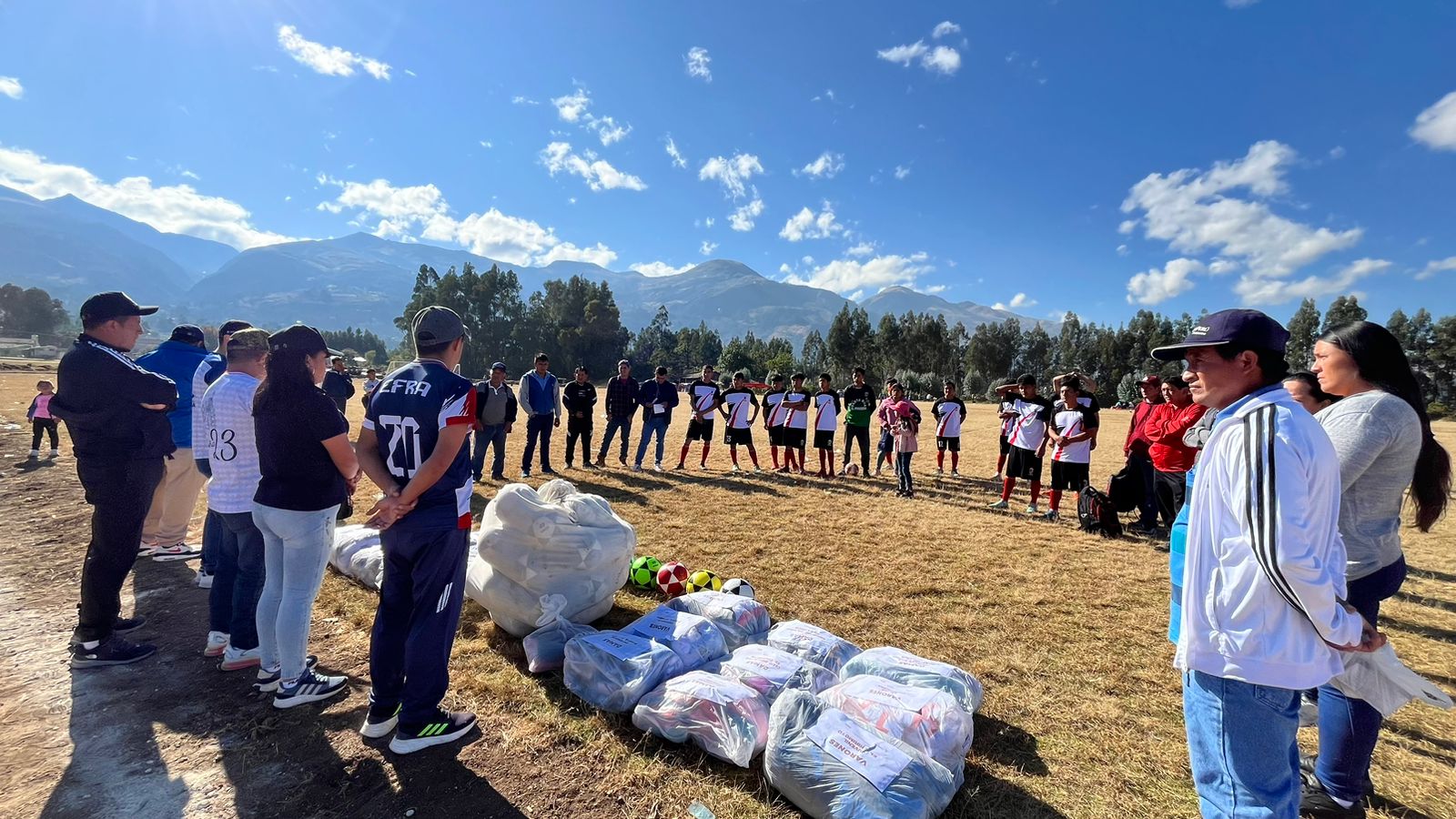 Entregaron implementos deportivos