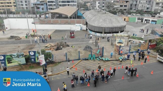 Después de 17 años, el terreno de la cuadra 17 de la Av. Salaverry, ha sido recuperado en su totalidad.  Así lo anunció nuestro alcalde Jesús Gálvez Olivares, quien destacó ante los medios que este espacio público será destinado para el disfrute de vecinos y visitantes. 
 “Lo hemos recuperado en todas las instancias judiciales para restaurarlo y transformarlo en áreas verdes.” 
 ¡Pronto podremos disfrutar de este renovado lugar!