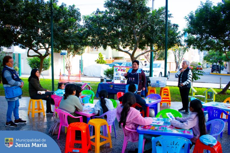 Nuestros niños 👧🏻👦🏻 participaron de la actividad Lectura en tu Parque, 📖🌳 donde jugaron a las adivinanzas, pintaron y realizaron manualidades en celebración por las Fiestas Patrias. 🇵🇪 Agradecemos a los padres por incluir a sus pequeños. ¡Los esperamos en la siguiente edición!