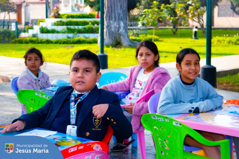 Nuestros niños 👧🏻👦🏻 participaron de la actividad Lectura en tu Parque, 📖🌳 donde jugaron a las adivinanzas, pintaron y realizaron manualidades en celebración por las Fiestas Patrias. 🇵🇪 Agradecemos a los padres por incluir a sus pequeños. ¡Los esperamos en la siguiente edición!