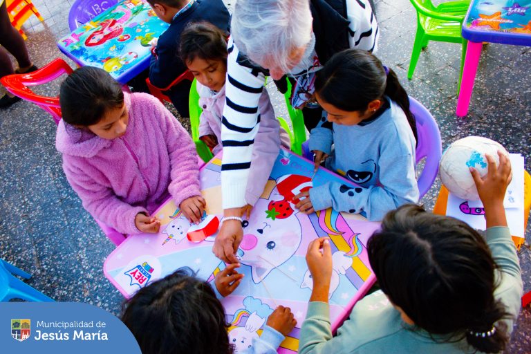 Nuestros niños 👧🏻👦🏻 participaron de la actividad Lectura en tu Parque, 📖🌳 donde jugaron a las adivinanzas, pintaron y realizaron manualidades en celebración por las Fiestas Patrias. 🇵🇪 Agradecemos a los padres por incluir a sus pequeños. ¡Los esperamos en la siguiente edición!
