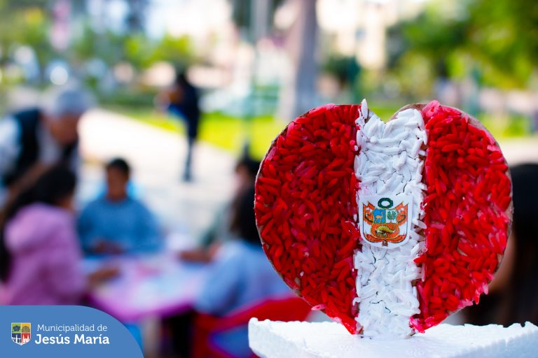 Nuestros niños 👧🏻👦🏻 participaron de la actividad Lectura en tu Parque, 📖🌳 donde jugaron a las adivinanzas, pintaron y realizaron manualidades en celebración por las Fiestas Patrias. 🇵🇪 Agradecemos a los padres por incluir a sus pequeños. ¡Los esperamos en la siguiente edición!