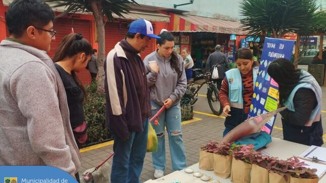 A través de nuestro programa EDUCCA llevamos esta importante campaña educativa al Mercado San José. 💚 En la actividad, brindamos charlas informativas sobre las consecuencias negativas del plástico en el medio ambiente y el uso de alternativas ecoamigables. 🌎
Agradecemos a todos los vecinos que participaron de las dinámicas 🤩 Todos se llevaron a casa un hermoso obsequio. 🛍️🪴
¡Sigamos construyendo un distrito más sostenible!