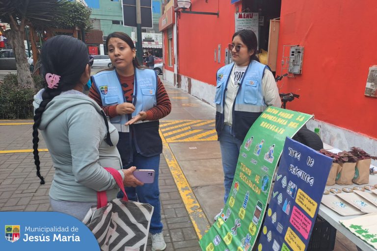 A través de nuestro programa EDUCCA llevamos esta importante campaña educativa al Mercado San José. 💚 En la actividad, brindamos charlas informativas sobre las consecuencias negativas del plástico en el medio ambiente y el uso de alternativas ecoamigables. 🌎
Agradecemos a todos los vecinos que participaron de las dinámicas 🤩 Todos se llevaron a casa un hermoso obsequio. 🛍️🪴
¡Sigamos construyendo un distrito más sostenible!