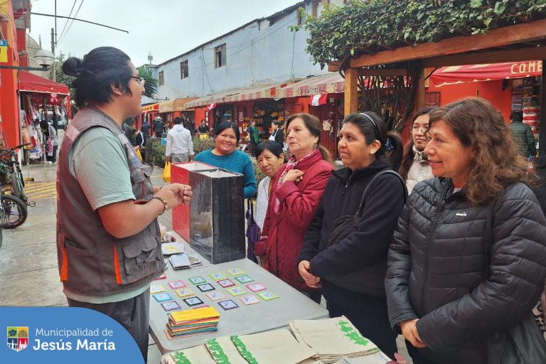 A través de nuestro programa EDUCCA llevamos esta importante campaña educativa al Mercado San José. 💚 En la actividad, brindamos charlas informativas sobre las consecuencias negativas del plástico en el medio ambiente y el uso de alternativas ecoamigables. 🌎
Agradecemos a todos los vecinos que participaron de las dinámicas 🤩 Todos se llevaron a casa un hermoso obsequio. 🛍️🪴
¡Sigamos construyendo un distrito más sostenible!