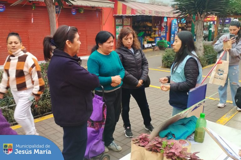 A través de nuestro programa EDUCCA llevamos esta importante campaña educativa al Mercado San José. 💚 En la actividad, brindamos charlas informativas sobre las consecuencias negativas del plástico en el medio ambiente y el uso de alternativas ecoamigables. 🌎
Agradecemos a todos los vecinos que participaron de las dinámicas 🤩 Todos se llevaron a casa un hermoso obsequio. 🛍️🪴
¡Sigamos construyendo un distrito más sostenible!