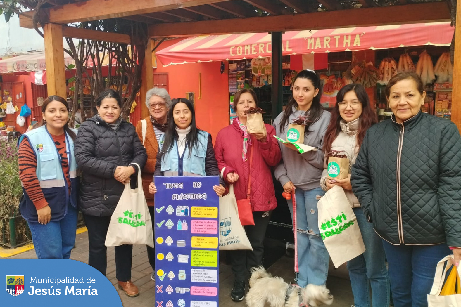 A través de nuestro programa EDUCCA llevamos esta importante campaña educativa al Mercado San José. 💚 En la actividad, brindamos charlas informativas sobre las consecuencias negativas del plástico en el medio ambiente y el uso de alternativas ecoamigables. 🌎
Agradecemos a todos los vecinos que participaron de las dinámicas 🤩 Todos se llevaron a casa un hermoso obsequio. 🛍️🪴
¡Sigamos construyendo un distrito más sostenible!