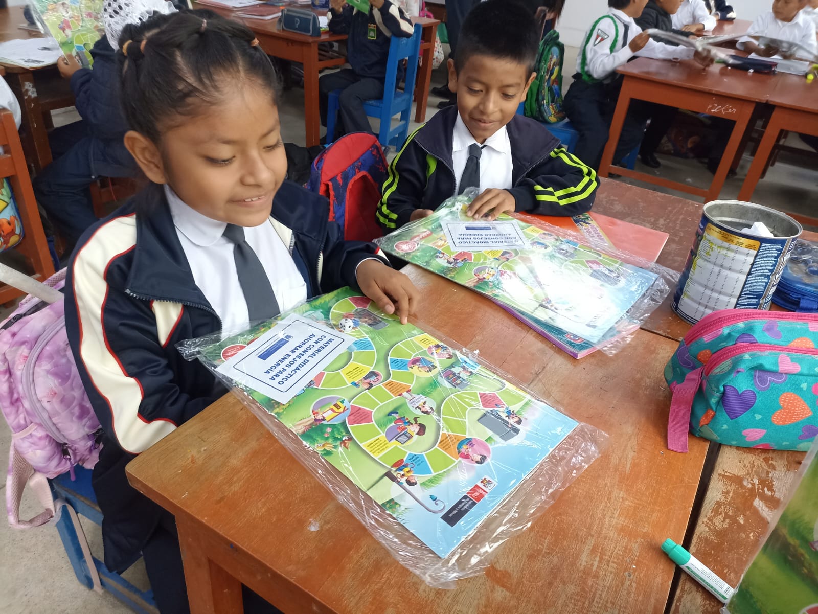 Niña con ludo didáctico 
