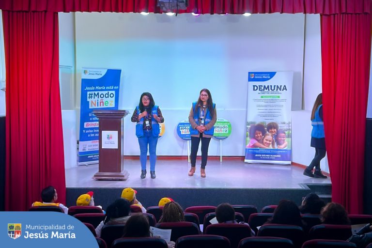 Comprometidos en fomentar un entorno saludable para los más pequeños, la DEMUNA de Jesús María realizó una capacitación sobre la estrategia 𝐏𝐨𝐧𝐭𝐞 𝐞𝐧 #𝐌𝐨𝐝𝐨𝐍𝐢𝐧̃𝐞𝐳, dirigido a los representantes del Vaso de Leche, integrantes de las Juntas Vecinales Distritales, de la Policía Nacional del Perú y de la Comisaria del sector.