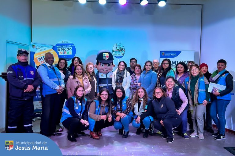 Comprometidos en fomentar un entorno saludable para los más pequeños, la DEMUNA de Jesús María realizó una capacitación sobre la estrategia 𝐏𝐨𝐧𝐭𝐞 𝐞𝐧 #𝐌𝐨𝐝𝐨𝐍𝐢𝐧̃𝐞𝐳, dirigido a los representantes del Vaso de Leche, integrantes de las Juntas Vecinales Distritales, de la Policía Nacional del Perú y de la Comisaria del sector.