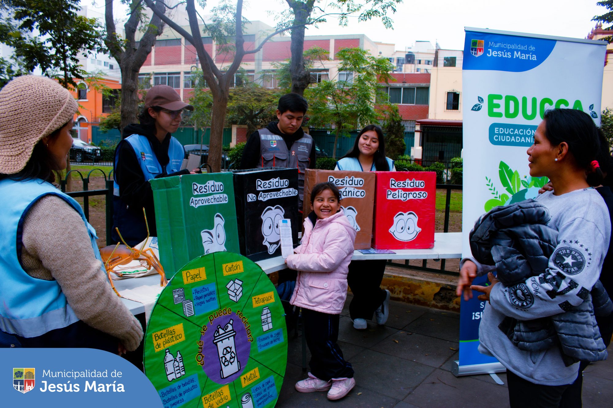 Con el objetivo de fomentar valores hacia el cuidado y protección de nuestro planeta 🌎 se realizó una nueva edición de EDUCCA en tu Parque ♻️ .
👏🏻 Los vecinos y sus pequeños hijos aprendieron sobre el cuidado del medio ambiente y además participaron de diversas actividades en donde pudieron llevarse una linda plantita 🌱 y una bolsa ecológica.