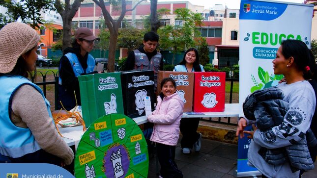 Con el objetivo de fomentar valores hacia el cuidado y protección de nuestro planeta 🌎 se realizó una nueva edición de EDUCCA en tu Parque ♻️ .
👏🏻 Los vecinos y sus pequeños hijos aprendieron sobre el cuidado del medio ambiente y además participaron de diversas actividades en donde pudieron llevarse una linda plantita 🌱 y una bolsa ecológica.