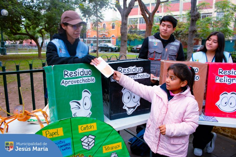 Con el objetivo de fomentar valores hacia el cuidado y protección de nuestro planeta 🌎 se realizó una nueva edición de EDUCCA en tu Parque ♻️ .
👏🏻 Los vecinos y sus pequeños hijos aprendieron sobre el cuidado del medio ambiente y además participaron de diversas actividades en donde pudieron llevarse una linda plantita 🌱 y una bolsa ecológica.