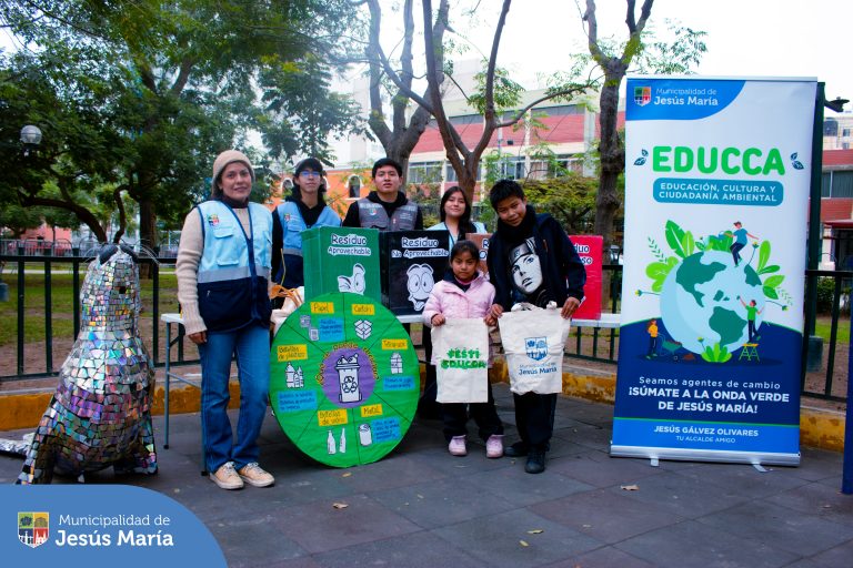 Con el objetivo de fomentar valores hacia el cuidado y protección de nuestro planeta 🌎 se realizó una nueva edición de EDUCCA en tu Parque ♻️ .
👏🏻 Los vecinos y sus pequeños hijos aprendieron sobre el cuidado del medio ambiente y además participaron de diversas actividades en donde pudieron llevarse una linda plantita 🌱 y una bolsa ecológica.