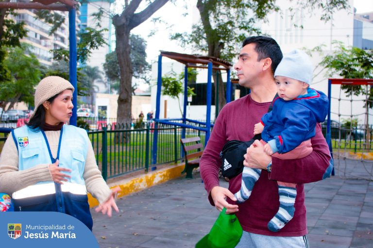 Con el objetivo de fomentar valores hacia el cuidado y protección de nuestro planeta 🌎 se realizó una nueva edición de EDUCCA en tu Parque ♻️ .
👏🏻 Los vecinos y sus pequeños hijos aprendieron sobre el cuidado del medio ambiente y además participaron de diversas actividades en donde pudieron llevarse una linda plantita 🌱 y una bolsa ecológica.
