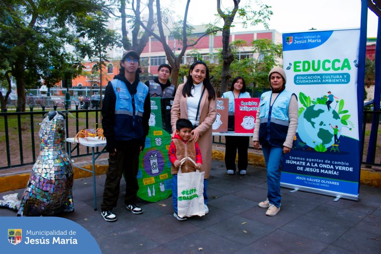Con el objetivo de fomentar valores hacia el cuidado y protección de nuestro planeta 🌎 se realizó una nueva edición de EDUCCA en tu Parque ♻️ .
👏🏻 Los vecinos y sus pequeños hijos aprendieron sobre el cuidado del medio ambiente y además participaron de diversas actividades en donde pudieron llevarse una linda plantita 🌱 y una bolsa ecológica.