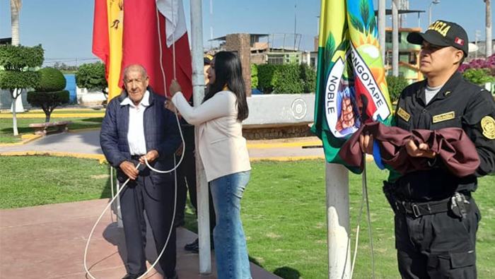 Imagen de izamiento de banderas.