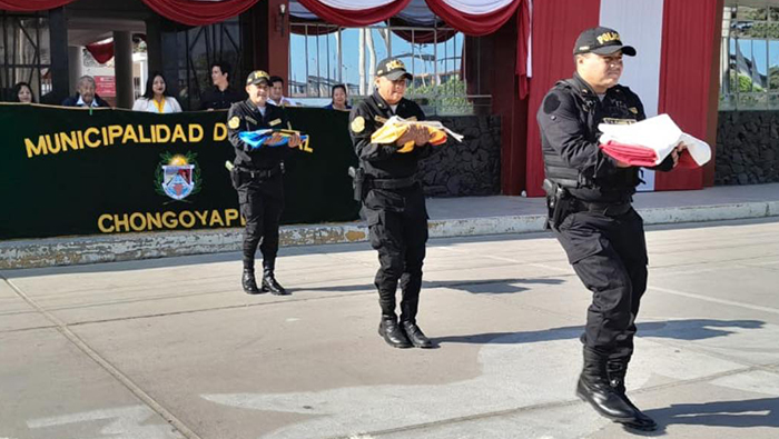 Imagen de izamiento de banderas.