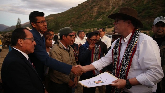 SME dando la mano