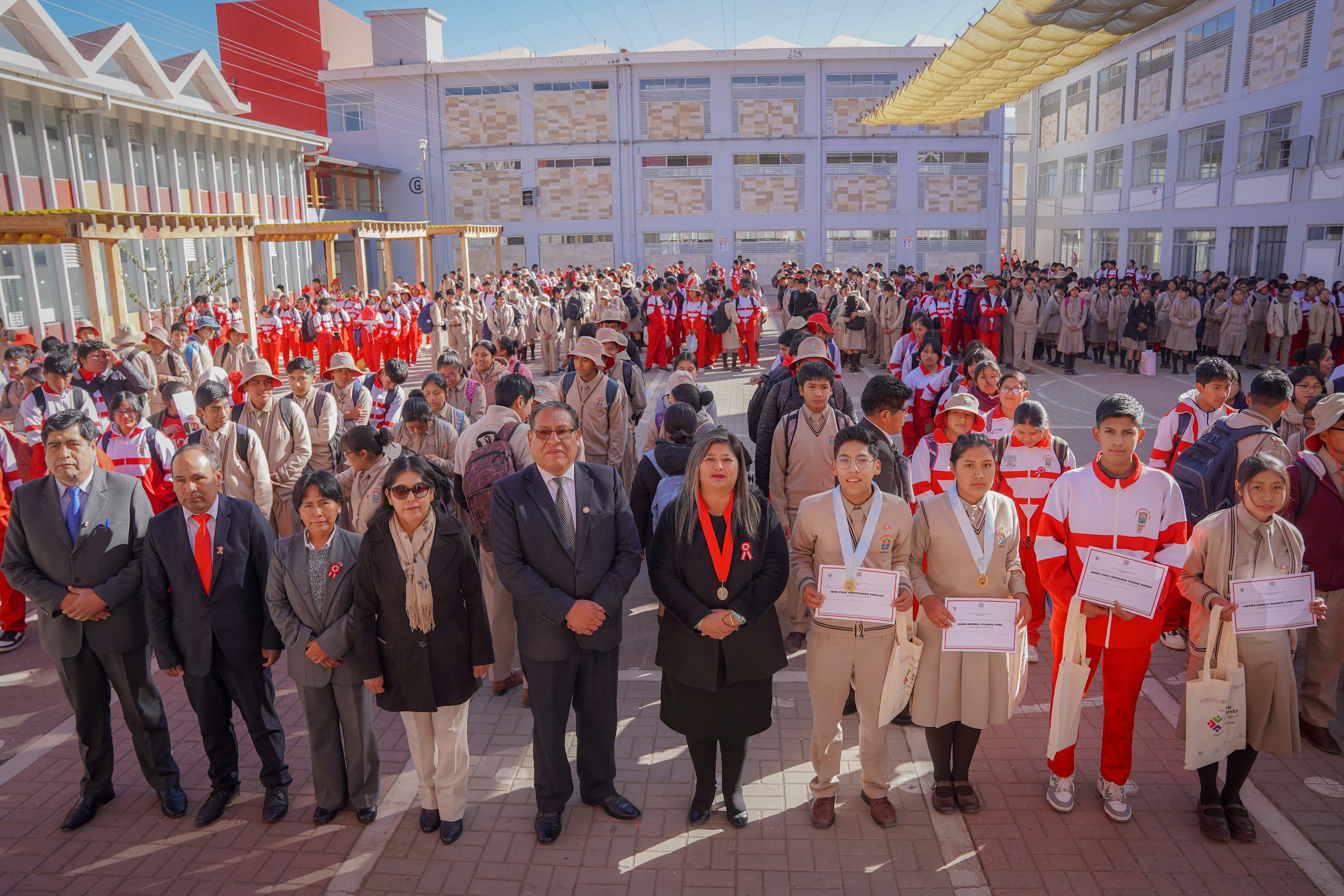 Escolares de siete instituciones educativas juramentaron como flamantes jueces de paz escolar