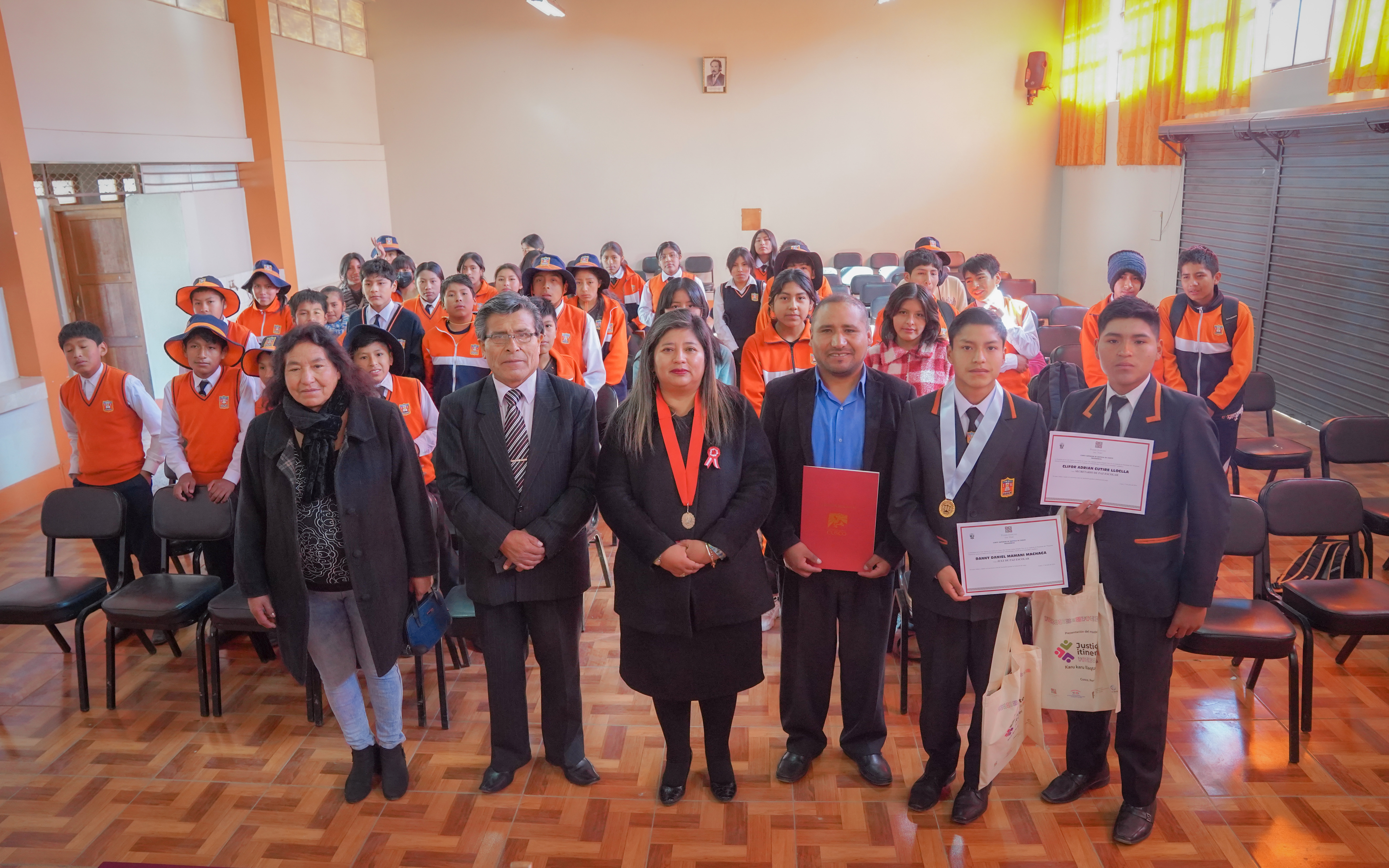 Escolares de siete instituciones educativas juramentaron como flamantes jueces de paz escolar