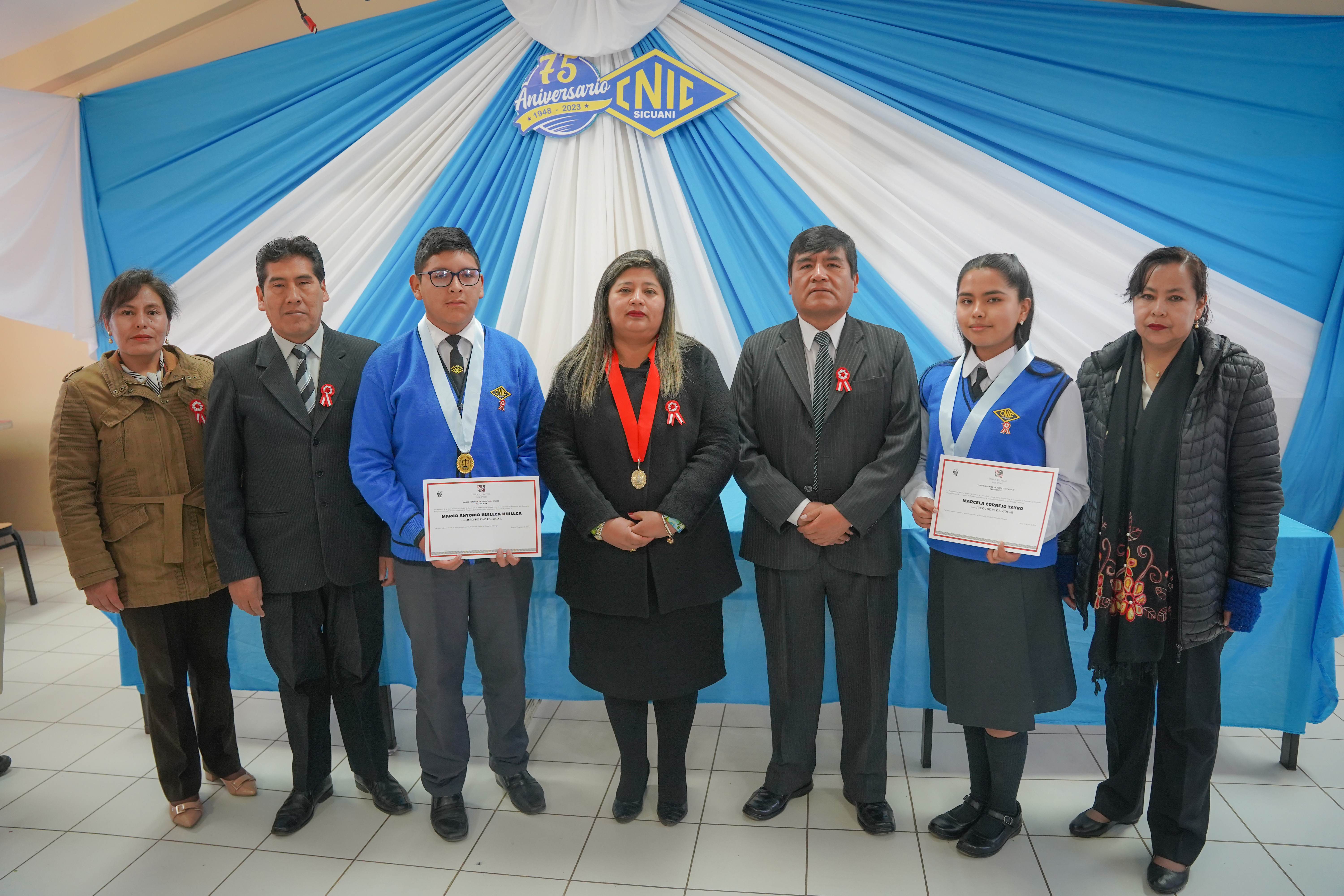 Escolares de siete instituciones educativas juramentaron como flamantes jueces de paz escolar