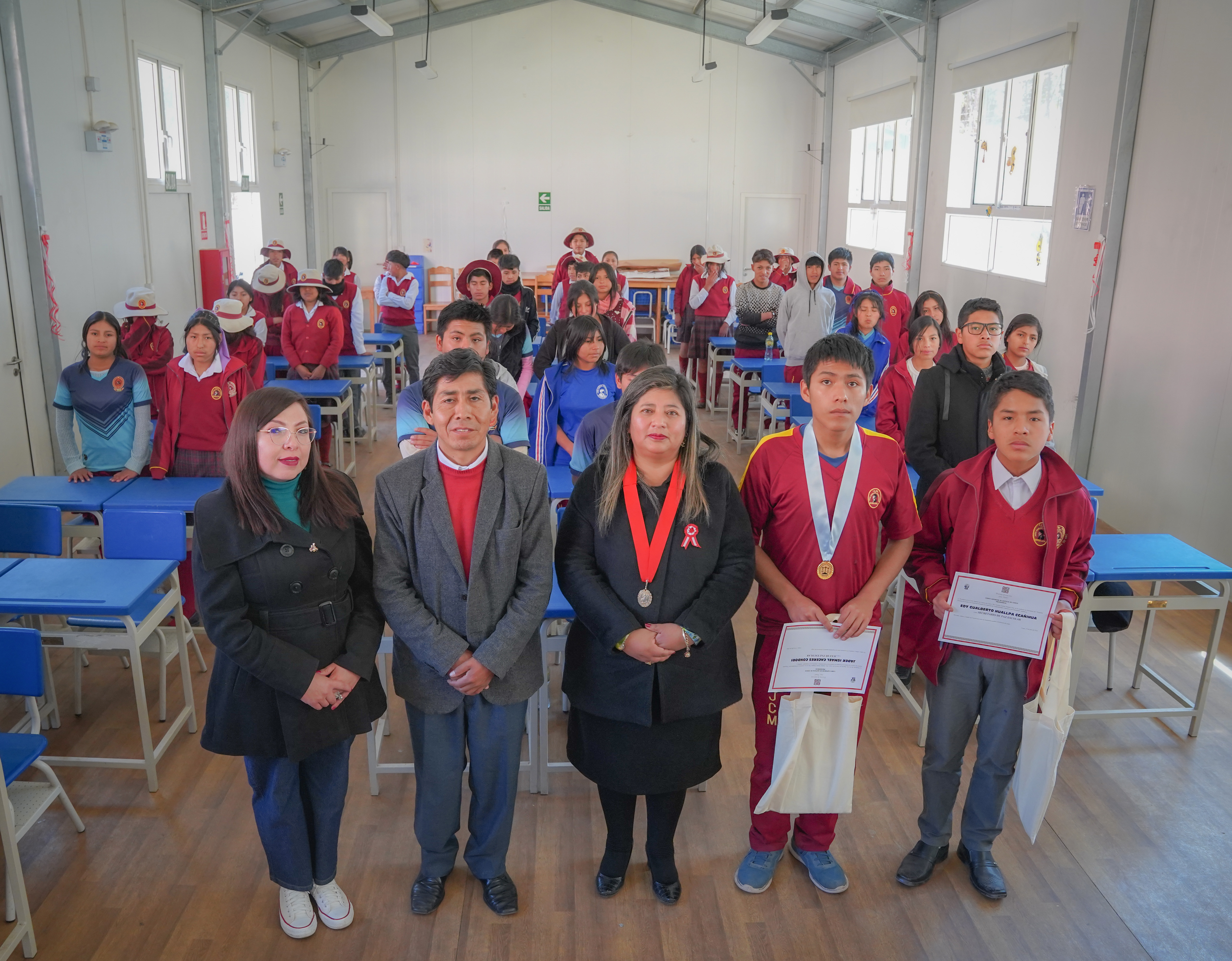 Escolares de siete instituciones educativas juramentaron como flamantes jueces de paz escolar
